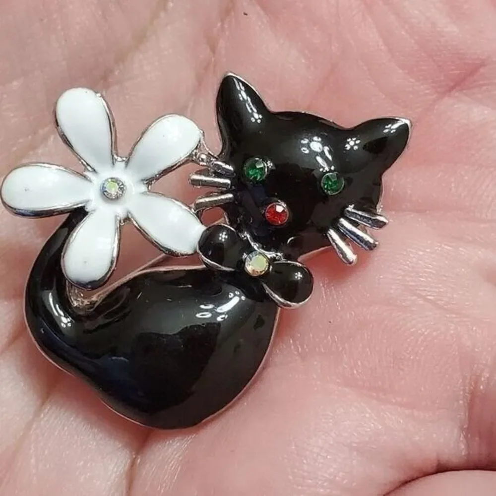 Black enamel kitty cat brooch
